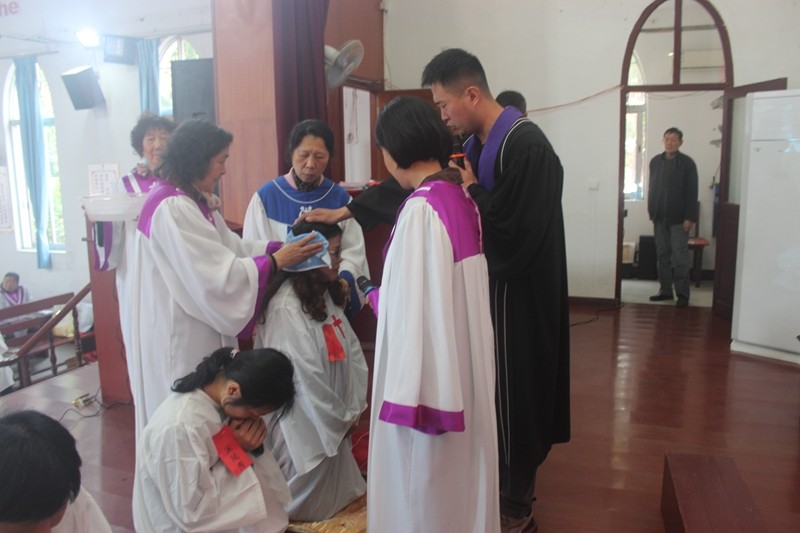 Rev. Qiu Cheng baptizes a seeker in Jinsha Church, Nantong, Jiangsu province