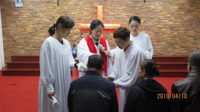 A pastor of Daowai Church baptized a seeker on April 10, 2019. 