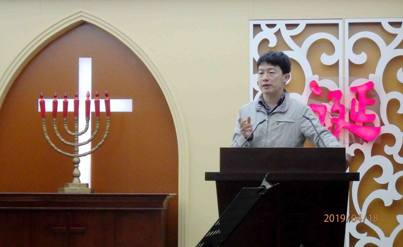 Rev. Wu Bing preached in Dalian Gospel Church on April 18, 2019. 