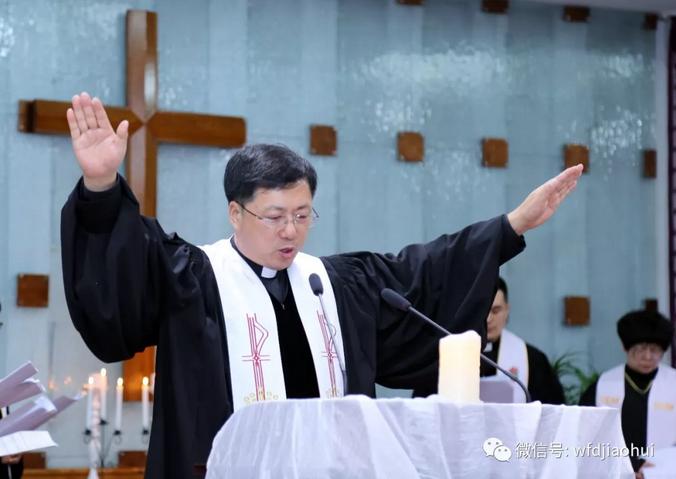 Rev. Zheng Guangyi presided over the Taize prayer service in Dalian Wafangdian Church on April 19, 2019.  