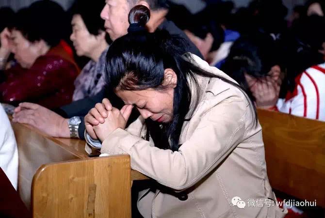 On Maundy Thursday, Wafangdian Church of Liaoning Province held an evening prayer in Taize style with the theme of "Go Together with Lord" in the Lingxia Church.