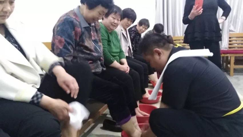 The staff of Shandong Yuncheng Church washed the feet of believers in the Maundy on Good Friday. 