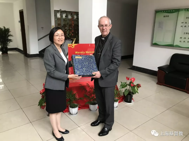 On April 25, 2019, Archbishop of Canterbury Justin Welby exchanged gifts with Rev. Xu Yulan, chairman of the Shanghai Municipal Three-Self Association, exchanged gifts. 