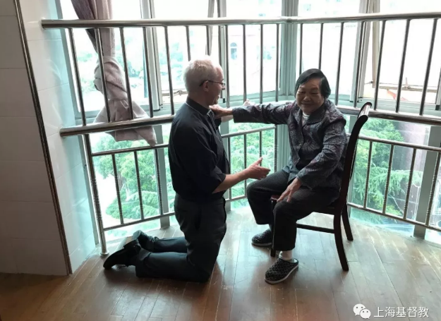 On April 25, 2019, Archbishop of Canterbury Justin Welby met an elderly resident of Shanghai Enguang Nursing Home. 