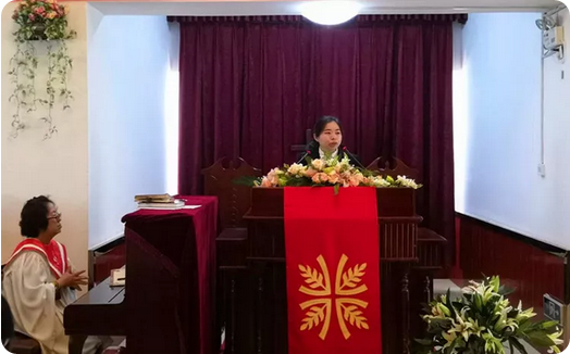 Pastor Wang Wenjun preached a sermon in Jiujiawan Church on April 21, 2019. 