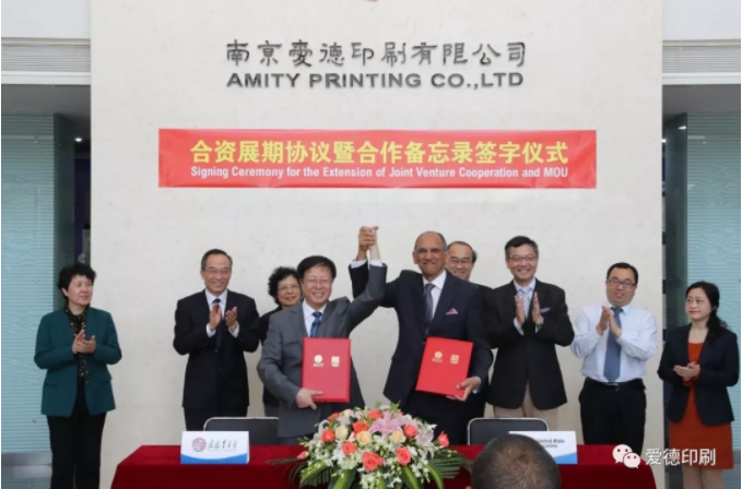 Qiu Zhonghui, the chairman of Amity Printing, and Michael Perreau, the general secretary of the United Bible Society (UBS), signed a 10-year extension of joint cooperation.
