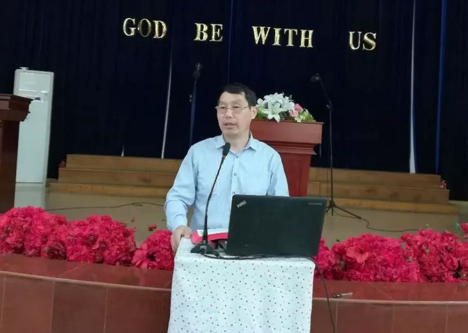 Rev. Gong Gangchun, president and chairman of the Xian’ning CCC&TSPM preached in Shashi Church in May 2019.