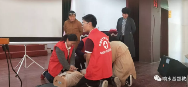 The volunteers of the Red Cross in Xiangshui County demonstrate CPR on May 3, 2019. 