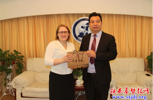 Ms. Gu Meilian exchanged gifts with Qi Hongjun, vice-president of the Shaanxi Provincial Christian Council and Secretary-General of the Provincial TSPM (Interim) , on April 26, 2019. 