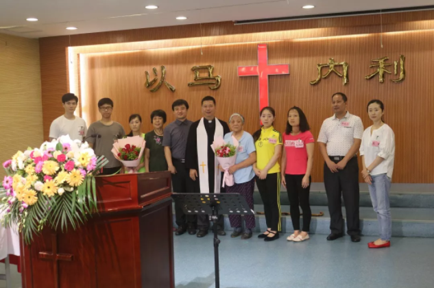 Group photo of nine newly baptized members and a pastor in Shenzhen Shatoujiao Church on May 19, 2019
