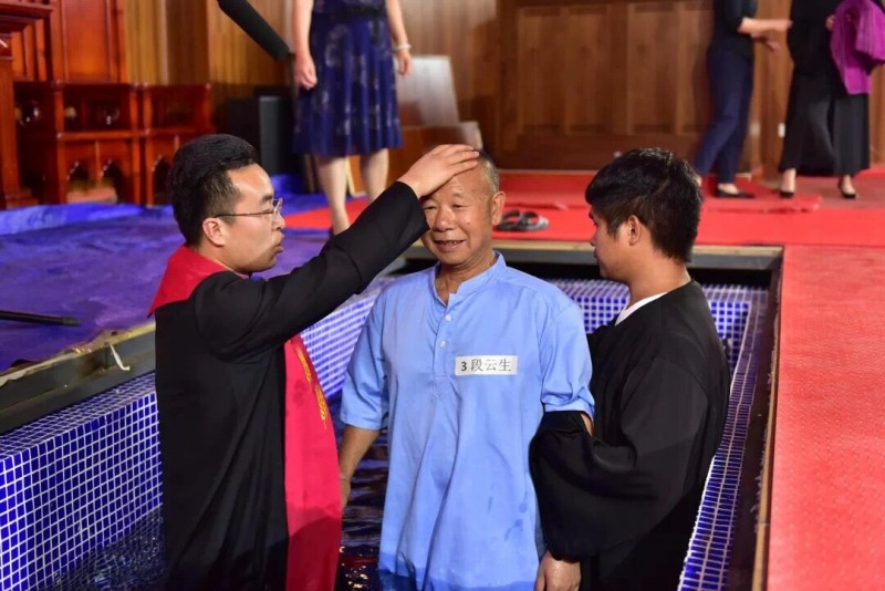 Rev. Zhu baptized a brother in Kunming's Bei Chen Church on June 9, 2019.