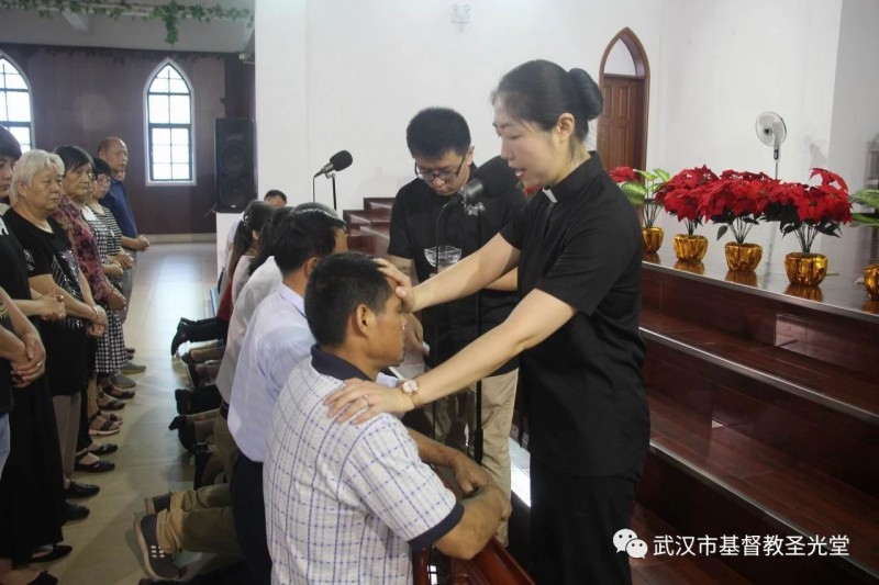 Rev. Chen Qin of Wuhan Shengguang Church baptized people on June 9, 2019.