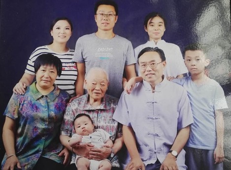 The photo of Elder Li (right in the first row)