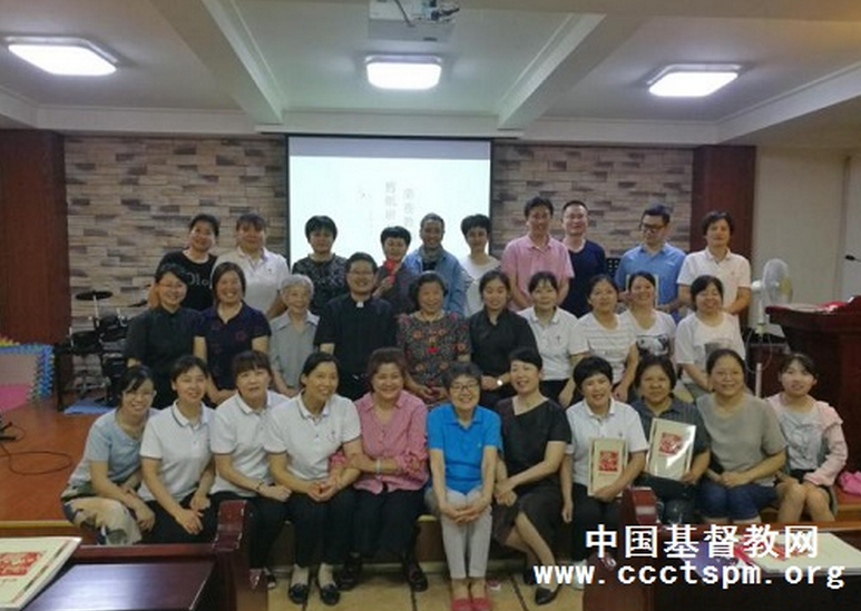 Participants who attended the traditional Chinese paper-cutting course held in Wuxi Rongxiang Church on July 7, 2019