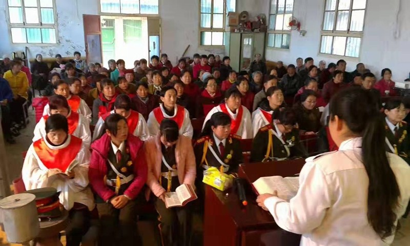 A lector led the congregation in reading the Bible in Linyou Chengguan Church.