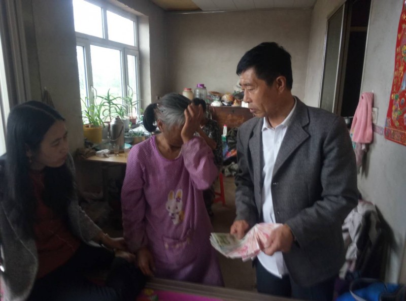 One staff of Hebei Church in Dashitou Town gave a compassion offering to Wang Zhengyang's family on July 4, 2019. 