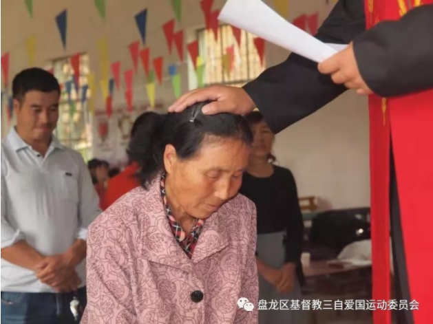 Rev. Zhu Xingwei ordained a woman deacon Muyang Church in Kunming, Yunnan on July 14, 2019. 