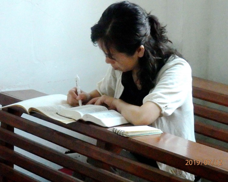 A sister transcribed the Bible in Anshan Lvhuajie Church. 