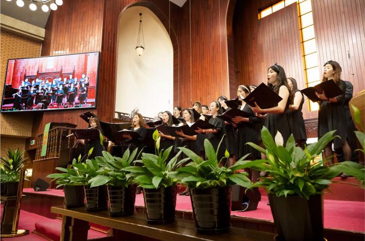 On July 21, the youth choir of Taipei Grace Baptist Church sang hymns in Hangzhou Gulou Church.