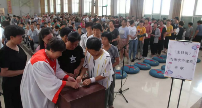 Believers gave offerings in the box in Zhaoxian Zhu'en Church on July 28, 2019. 