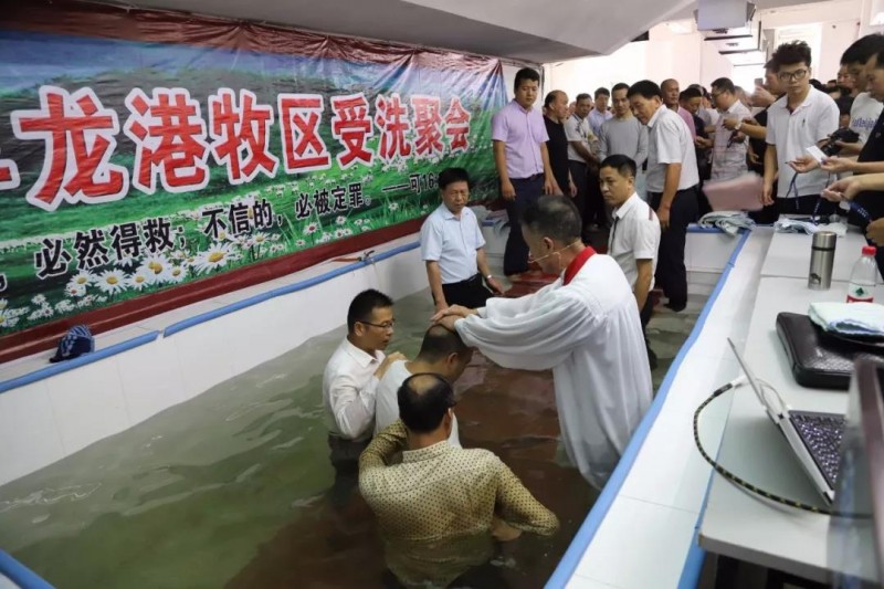 A baptism service was held in Zhu'en Church on August 2, 2019. 