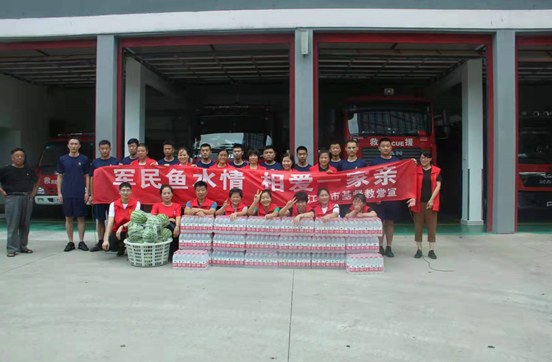 Recently members from Jiangyin Church visited the police officials and city inspectors.