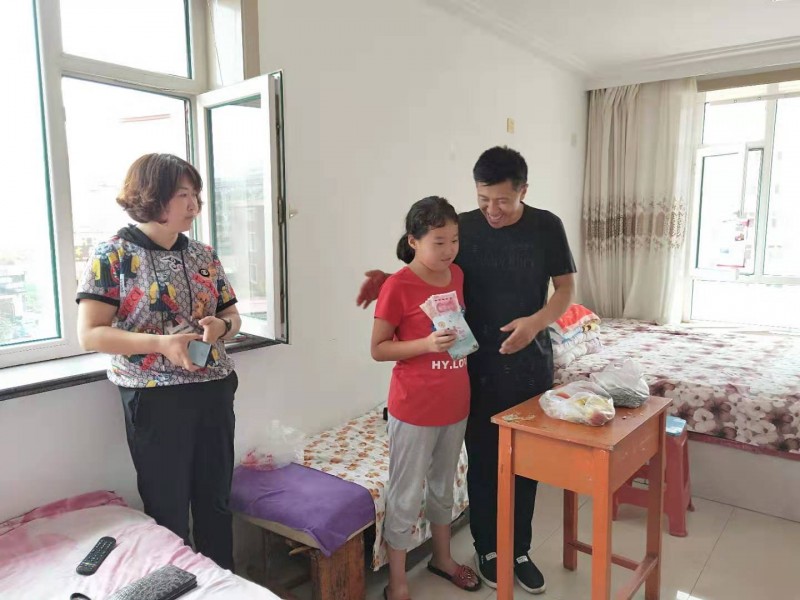 A worker of Nanzhan Church staff gave a grant to a poor girl on Aug 14, 2019. 