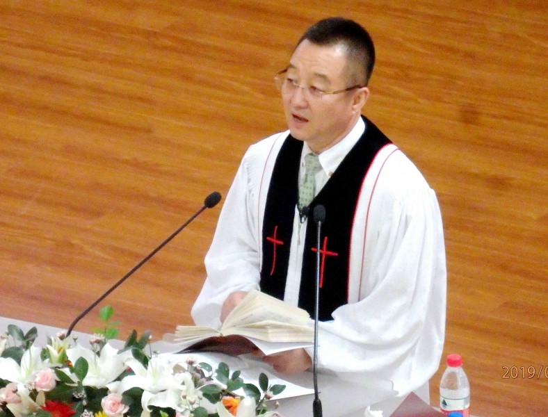 Rev. Zhao Yonggang preached a sermon on idolatry in Dalian Fengshou Church on Aug 18, 2019. 