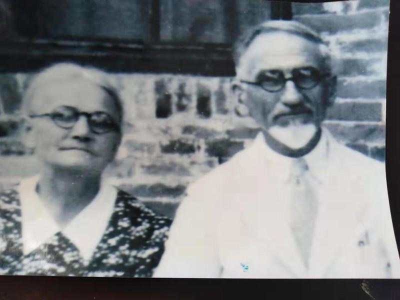 The photo of Nellie Schmidt Bartel and Rev. Henry Cornelius Bartel