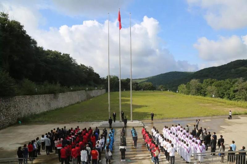 The faculty and students of Heilongjiang Theological Seminary attended the raising flag ceremony on Aug 19, 2019. 