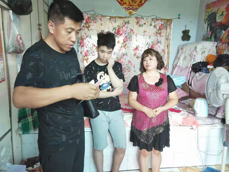 Wang Xiyou gave a financial fund to a poor family in Dongfeng County, Liaoyuan, Jilin, on Aug 17, 2019. 
