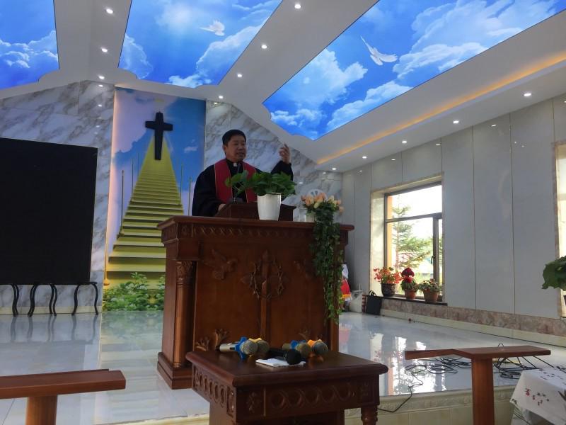 Rev. Wang Daiyu, president & chairman of Dunhua CCC&TSPM, Jilin, preached a sermon in the 20th anniversary celebration of Dunhua Shengli Church on Aug 22, 2019. 