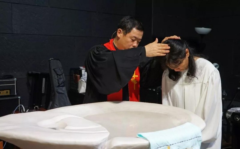 A pastor baptized a woman in Chengdu Guangyin Church on Aug 25, 2019. 