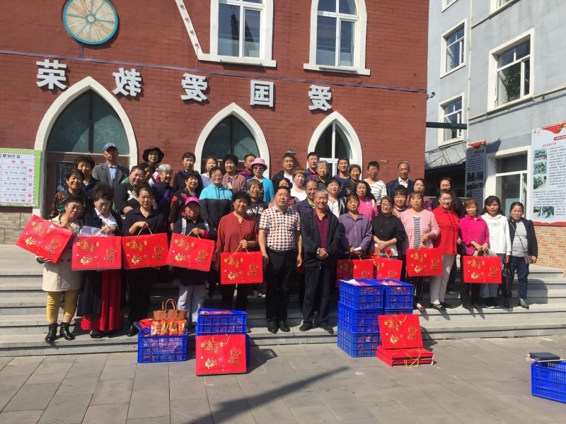 The group photo of Dunhua Guangming Church volunteers who sent mooncakes to elderly people