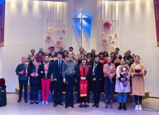 The 25 baptized members with the pastor of Hongshan Gospel Church of Hubei 