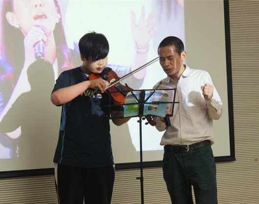 A father led praise and worship with a voilin accompaniment by his son. 