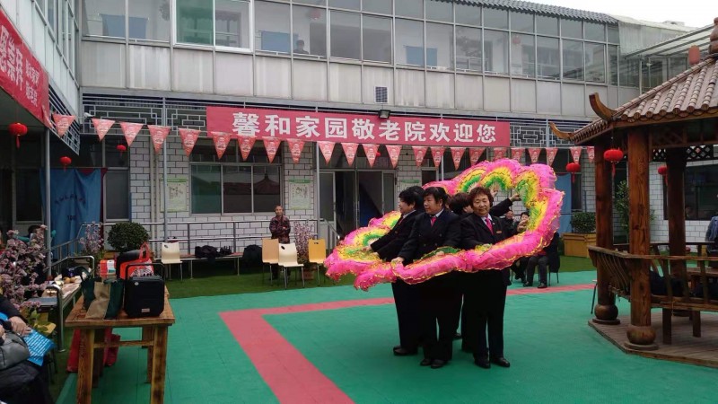 The seniors' fellowship of Yaodu District Church in Linfen performed a Chinese fan dance at the Xinhe Homeland Nursing Home on Dec. 16, 2019. 