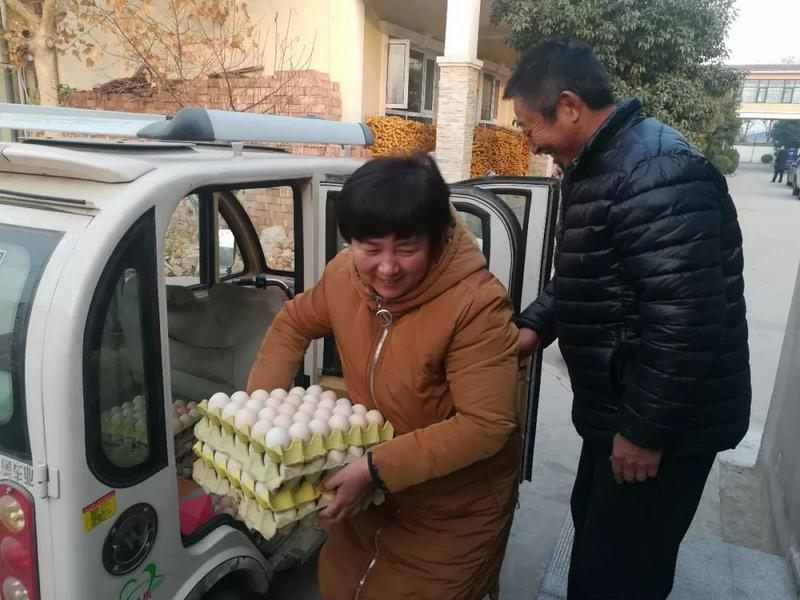 Chen Rongju and her husband from Dong Village donated 1,080 eggs to Zhu'en Church on Dec. 22, 2019. 