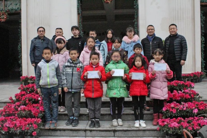 Group photo of the students who were given grants by Chengdu Guangyin Church in late December 2019