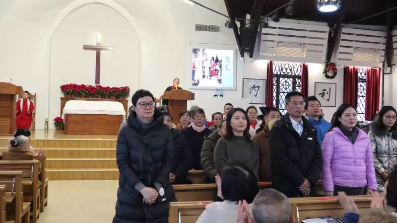 The newly baptized believers stood in Changsha Chengbei Church of Hunan on Dec. 22, 2019. 