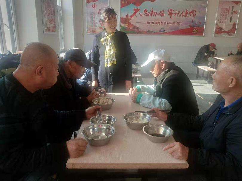 On Jan. 2, 2020, elderly residents of Helong Town Social Welfare Service Centre ate dumplings made by the volunteers of Hexin Church.