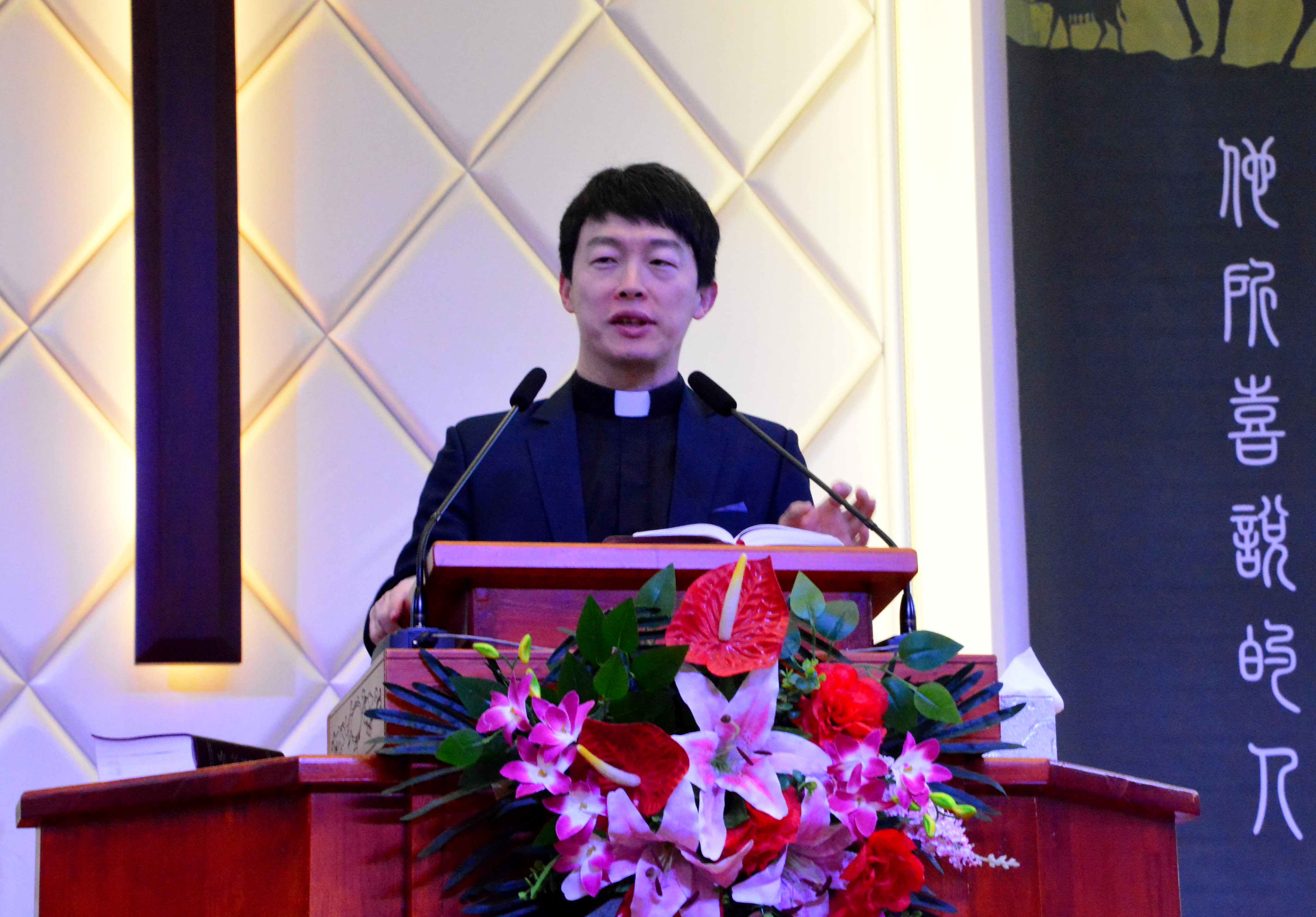 Rev. Wu Bing, senior pastor of Dalian Xishan Gospel Church, preached a sermon in the retreat held on January 18, 2020.