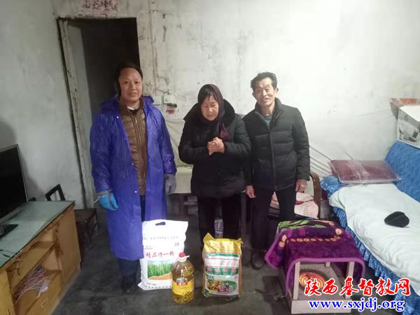 The church in Baihe County, Ankang, Shaanxi paid a visit to a poor Christian family in January 2020.
