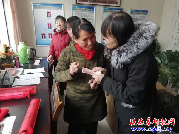 Rev. Yang Xiaoli, chairman of Yulin TSPM of Shaanxi, visited a poor Christian family in early January 2020. 