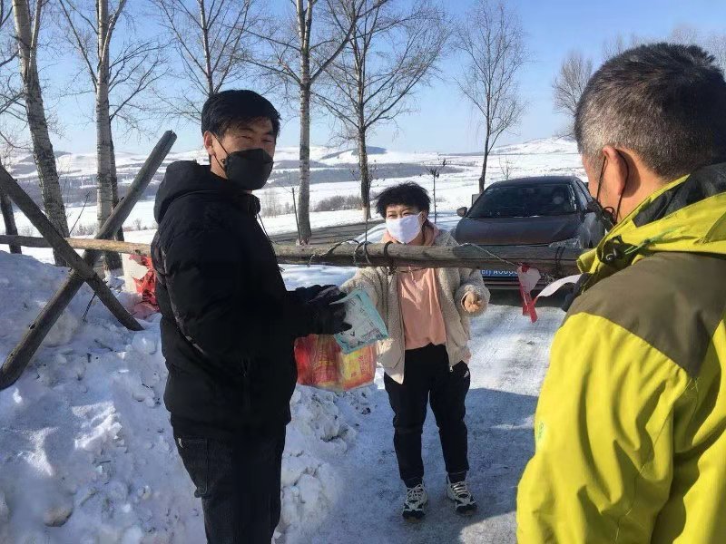 A member of the church in Sandao Village sent the Lantern Festival food to local anti-coronavirus workers on Feb. 8, 2020. 