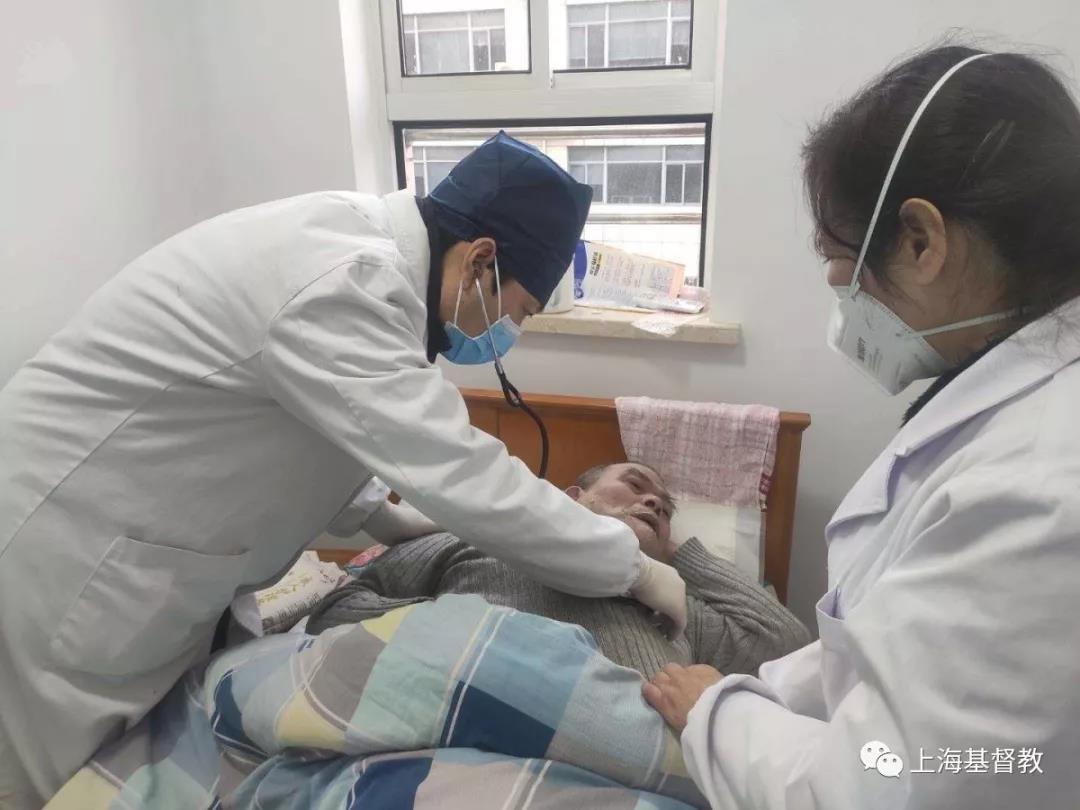 The staff of Shanghai En’guang Senior Citizens' Home measured the temperature of an elderly resident in February 2020. 