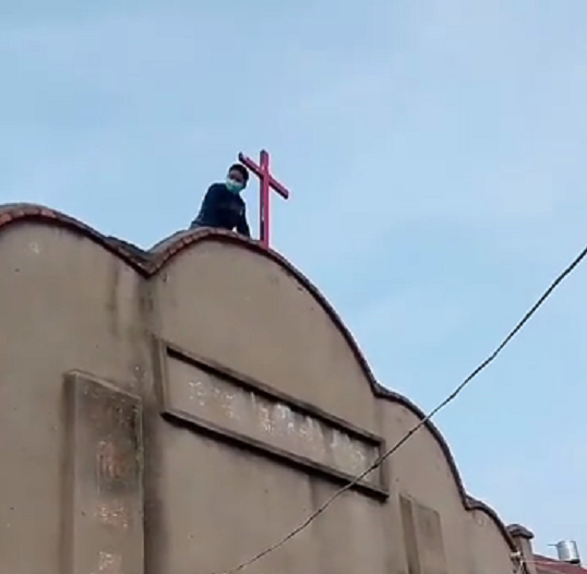 The cross of Hongji Church in Huaishang District, Benghu, Hubei was removed on March 8, 2020.