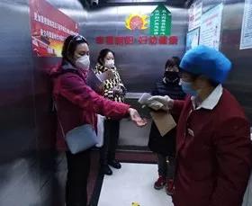 Sister Ma tested the temperature of the passengers in a hospital elevator in March 2020. 