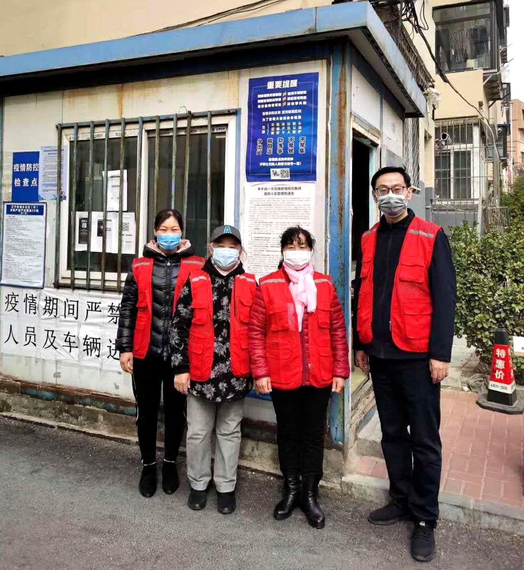 Believers of Gospel Church in Zhongshan District, Dalian, Liaoning served in a community on March 20, 2020. 