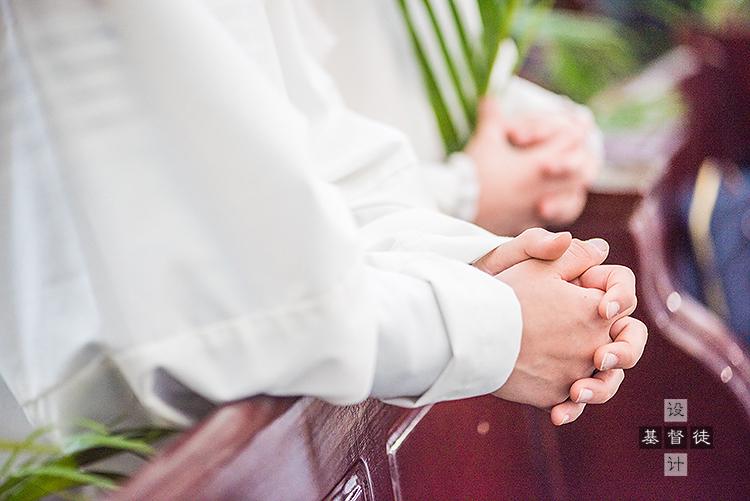 Two persons pray in a church. 